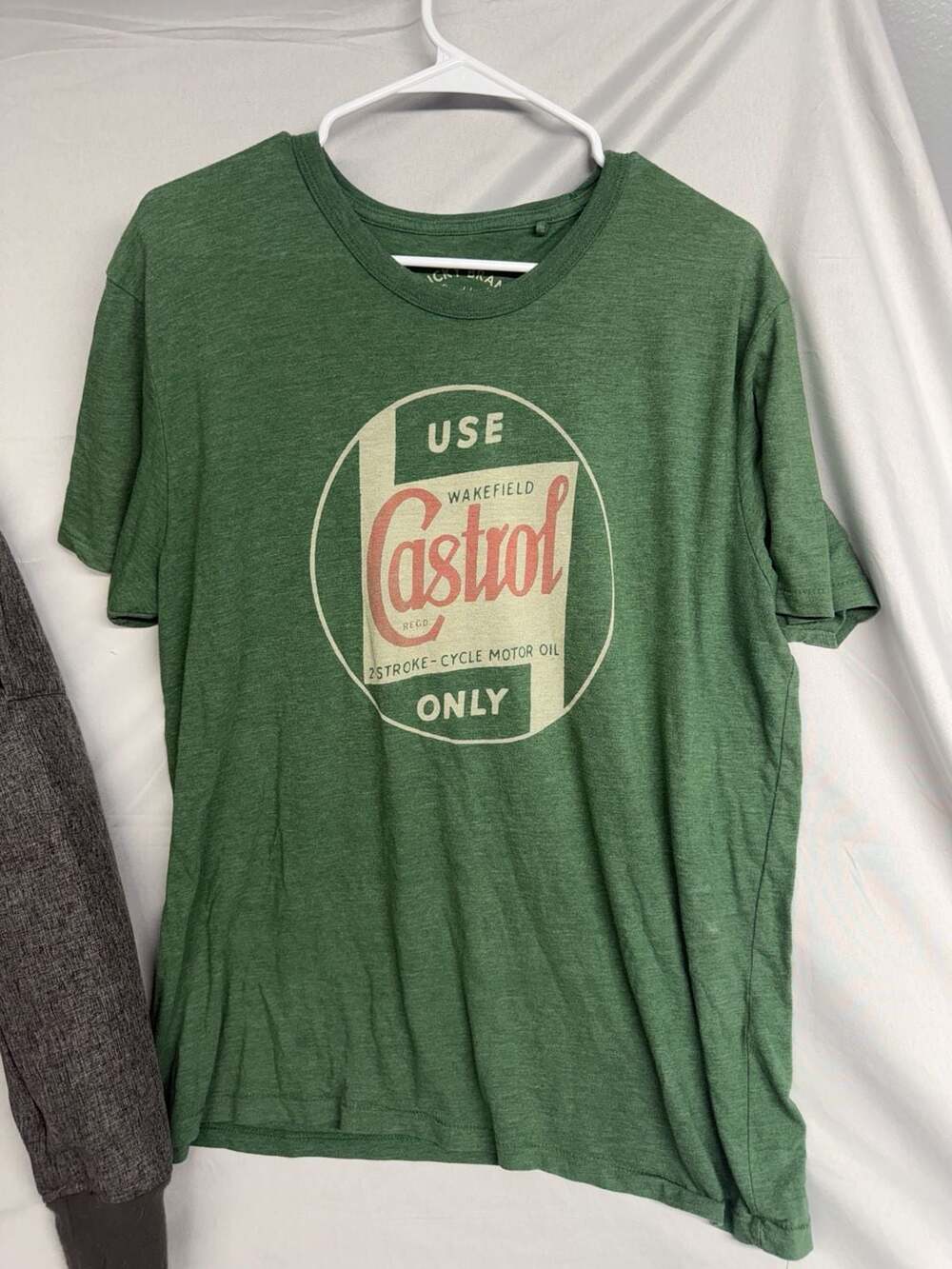 Single stitch vintage Lucky Brand Castrol Motor Oil T-Shirt Size XL Green Graphi